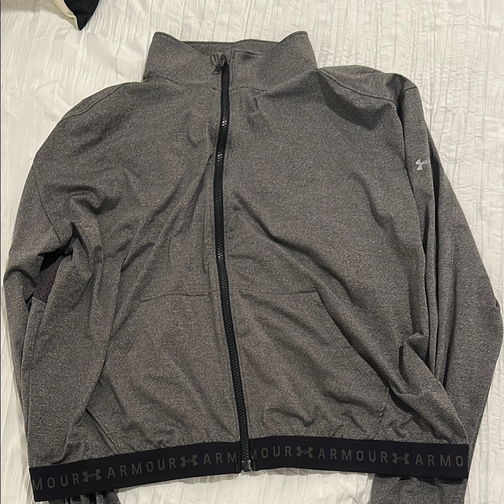 Under Armour Gray Athletic Sweatshirt Lightweight Design